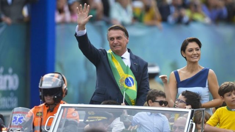 Bolsonaro e a primeira-dama, Michelle, durante desfile em comemoração ao 7 de Setembro em Brasília — Foto: Agência Brasil via BBC