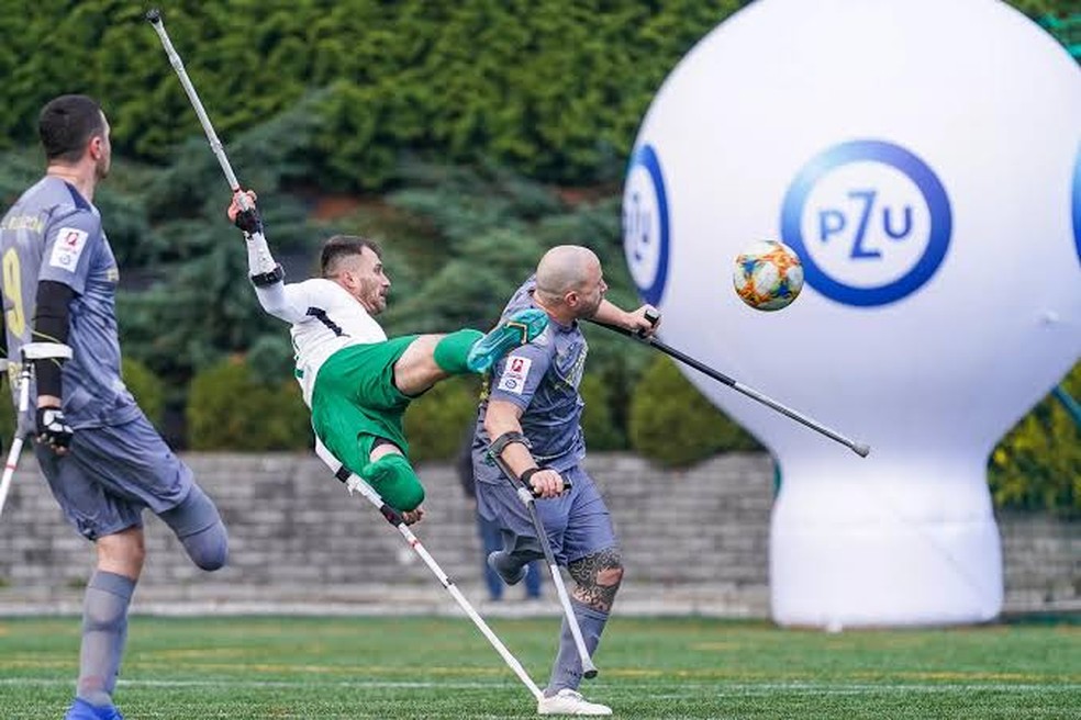 Oleksy faz gol de voleio e ganha o pr&ecirc;mio Pusk&aacute;s &mdash; Foto: AFP
