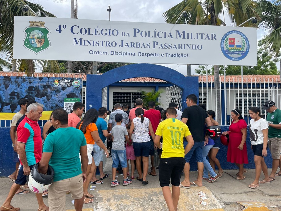 Eleitores começaram a entrar na Escola Jarbas Passarinho, maior local de votação da cidade de Sobral, para iniciar a votação. — Foto: Mateus Ferreira/ SVM