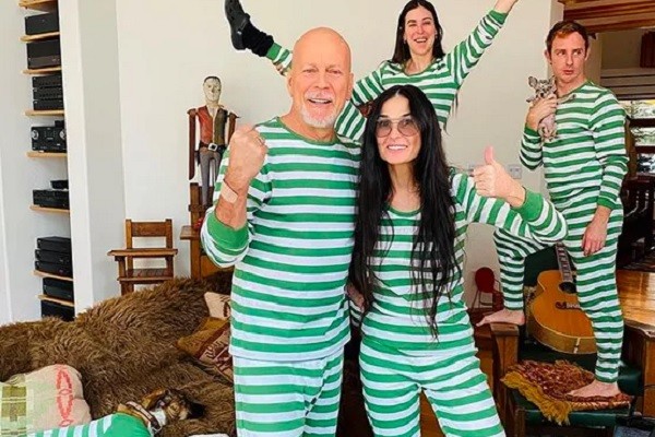 Bruce Willis, Demi Moore e suas três filhas durante quarentena (Foto: Instagram)