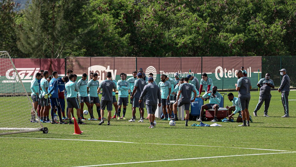 Roger Machado e jogadores em treino do Fluminense � Foto: Lucas Mer�on FFC