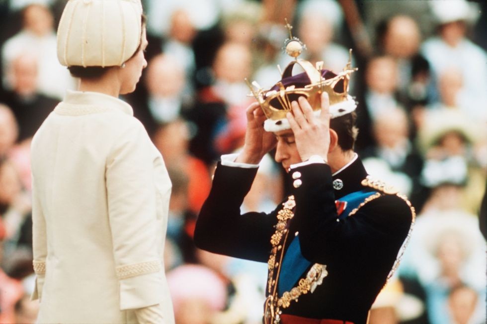 A Rainha Elizabeth II coroando seu filho, Charles, como Príncipe de Gales, em 1969 (Foto: Getty Images)