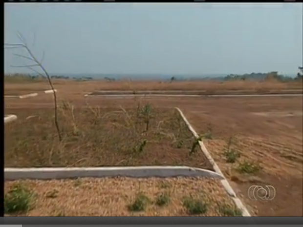 Cemitério Sebastião dos Santos abandonado depois da inauguração (Foto: Reprodução/TV Anhanguera)