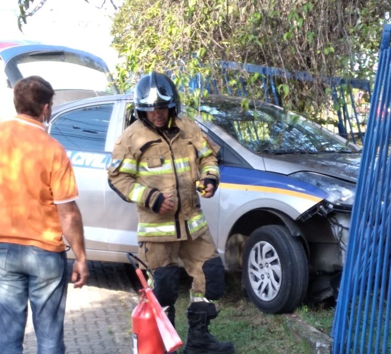 Viatura da Guarda Municipal bate em grade após motorista sofrer mal súbito em Itatiaia