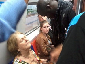Senegalês presta socorro para passageira do trem (Foto: Ulisses da Motta Costa/Arquivo Pessoal)