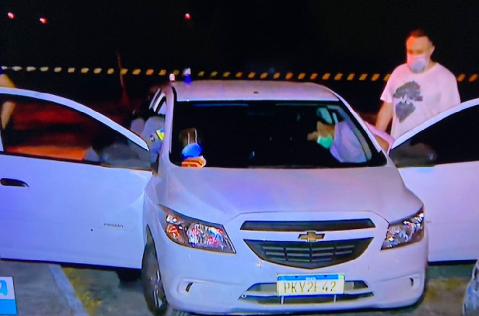Veículo abandonado pelos suspeitos de atirar em delegado em Aracaju — Foto: TV Sergipe/Reprodução