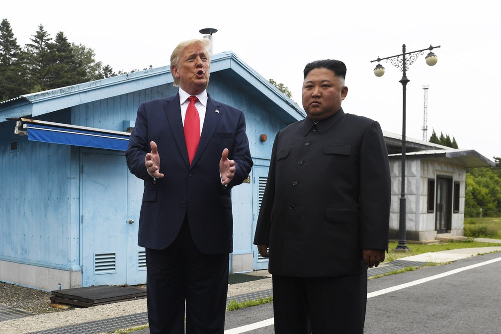 Trump e Kim em encontro deste domingo (30), já no lado da Coreia do Sul. — Foto: Susan Walsh/AP