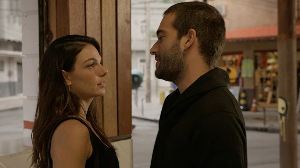 Sandro (Humberto Carrão) e Betina (Isis Valverde) em 'Amor de Mãe' — Foto: Globo