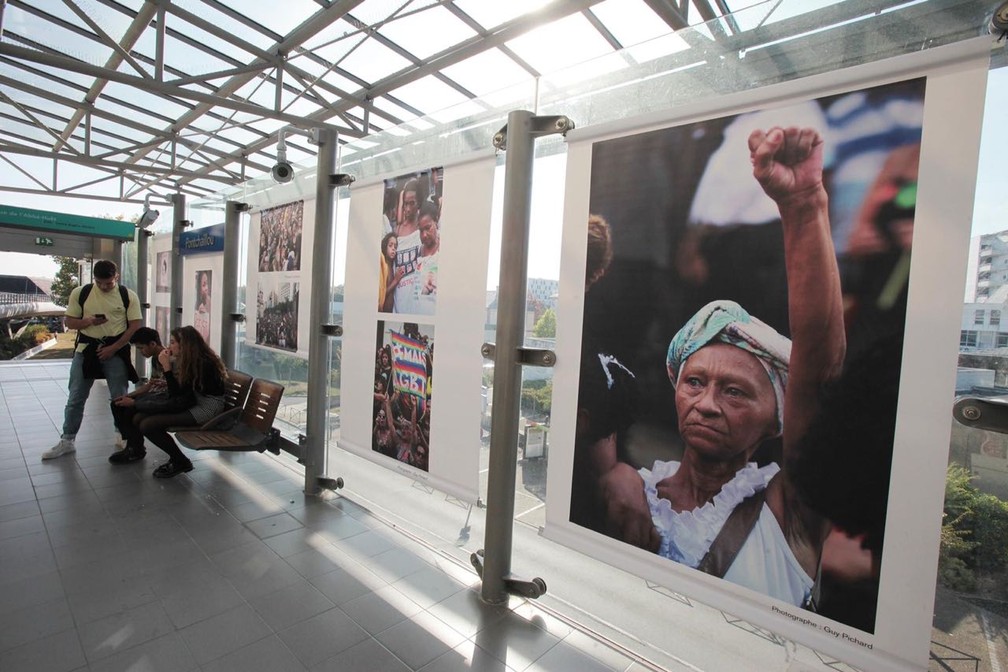 Imagens do ato durante o velório de Marielle Franco feitas pelo fotojornalista francês Guy Pichard são expostas em estação de metrô na França — Foto: Guy Pichard