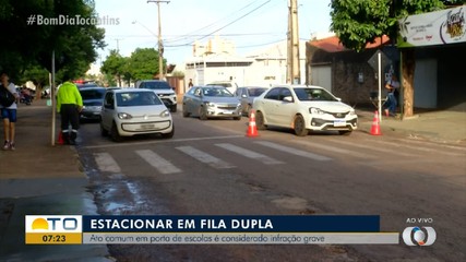 Estacionar em via dupla pode ser comum, mas é uma infração de trânsito grave