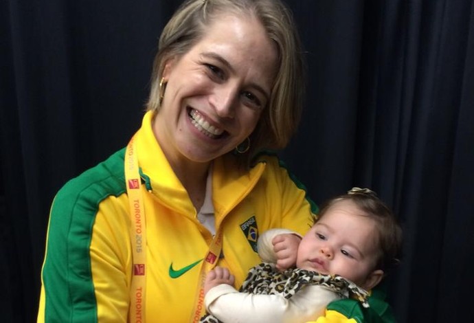 Camila Ferezin, técnica da ginástica rítmica, com a filha no colo (Foto: Divulgação)