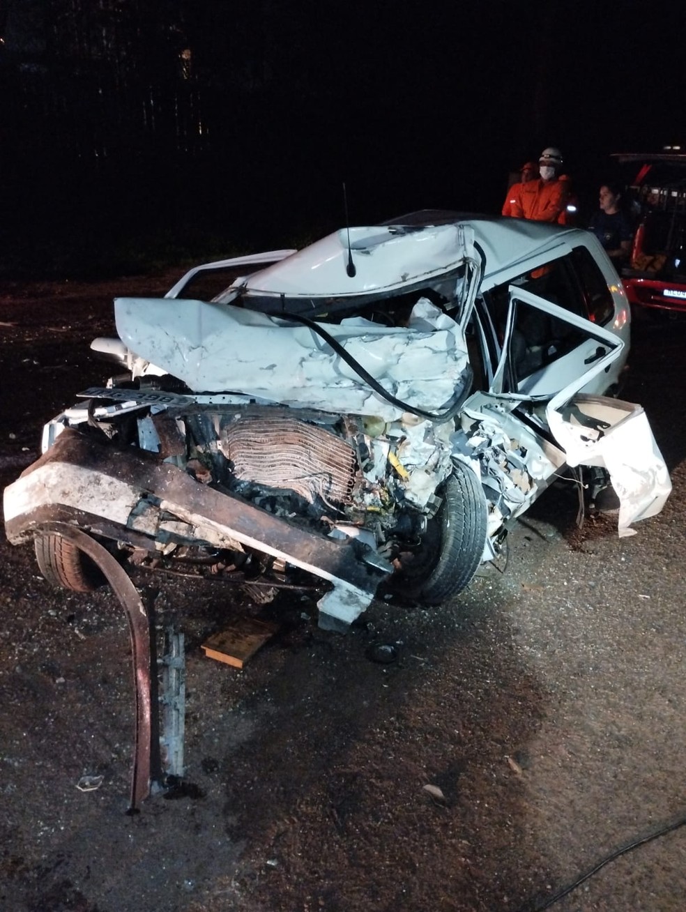 Carro ficou destruído após a colisão. — Foto: Divulgação / PRF