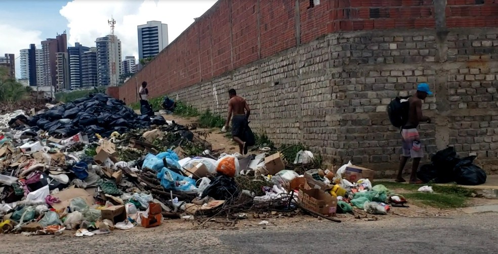 Acúmulo de lixo em rua na Praia do Meio, em Natal — Foto: Emerson Medeiros/Inter TV Cabugi