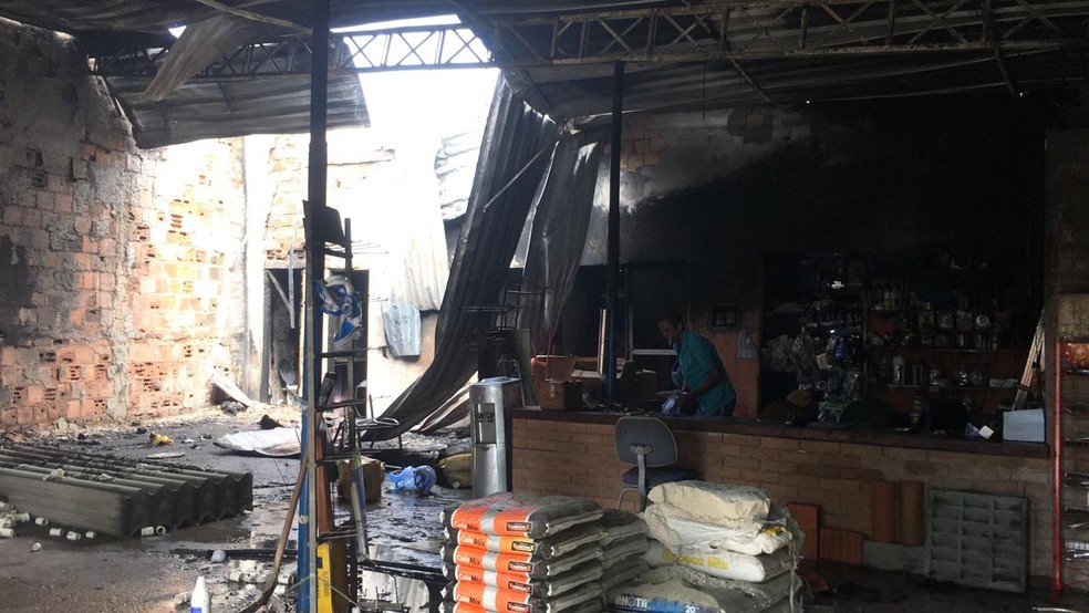 Fogo destruiu parte do estoque da loja de material de construção na Levada, em Maceió — Foto: Andréa Resende/G1