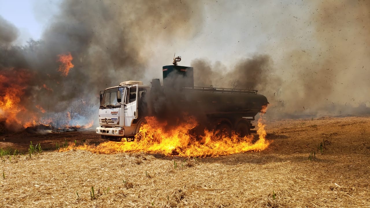 Caminhão do produtor Azael Pizolato que foi queimado em Casa Branca (Foto: Arquivo pessoal)