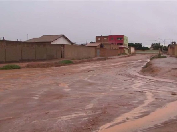 Rua em Vitória da Conquista cheia de lama por conta da chuva (Foto: Imagens/Tv Sudoeste)