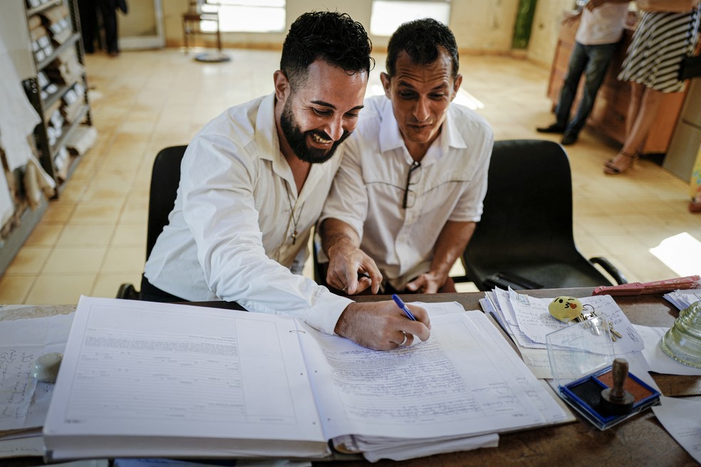 Adiel Gonzalez e Lázaro Gonzalez se casam em Bolondron, em Cuba, em 13 de outubro de 2022 — Foto: Adalberto Roque/AFP