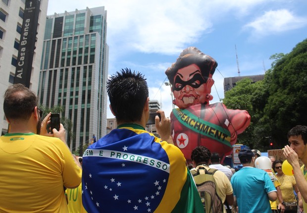 Manifestantes fotografam bonecos infláveis da presidente Dilma Rousseff e do ex-presidente Lula durante protesto em favor do impeachment na avenida Paulista, em São Paulo (Foto: André Tambucci/Fotos Públicas)