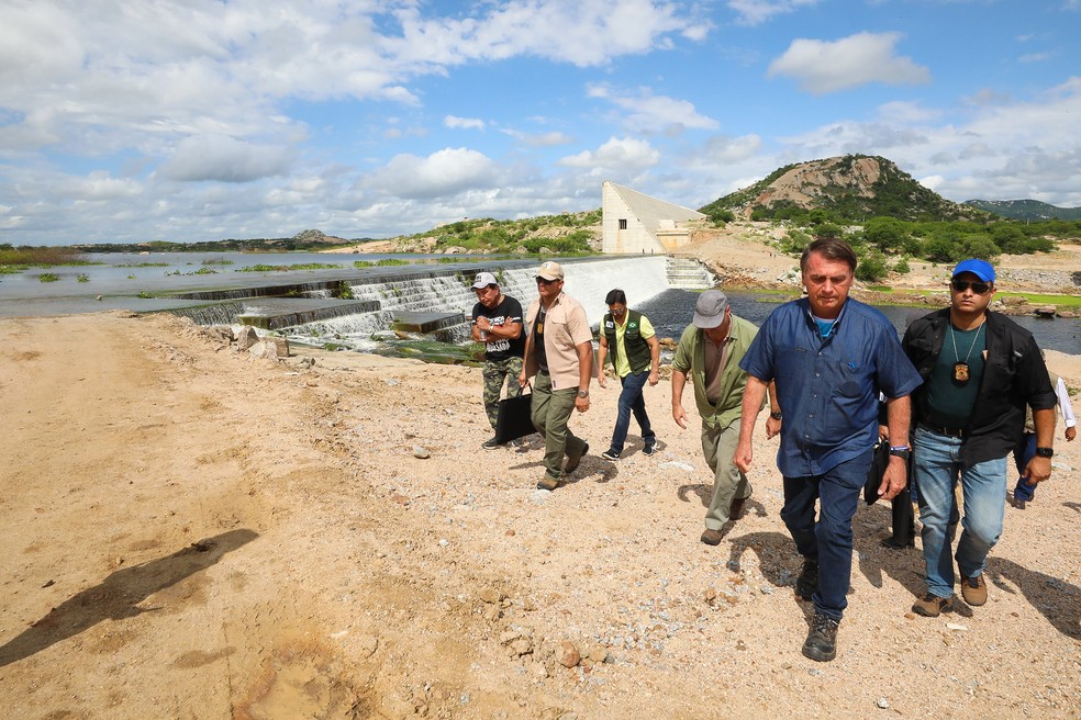 Jair Bolsonaro durante visita a obra da barragem de Oiticica, no RN — Foto: Foto: Alan Santos/PR
