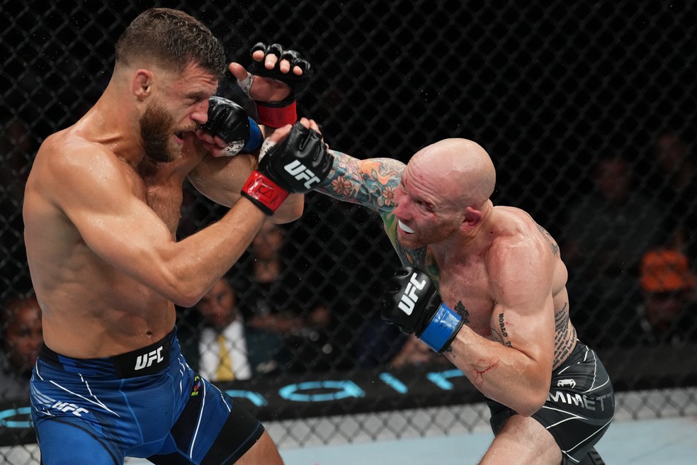 Josh Emmett (dir.) joga o direto de direita contra Calvin Kattar (esq.) — Foto: Josh Hedges/Zuffa LLC