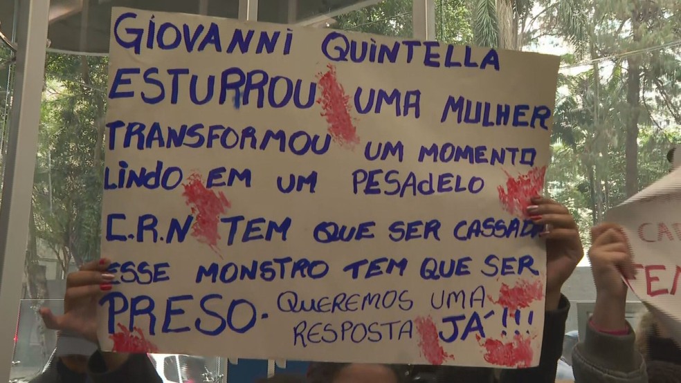 Manifestantes protestam pedindo punição de anestesista que estuprou paciente durante o parto  — Foto: Arquivo Pessoal 