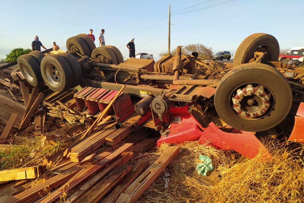Condutor de caminhão morreu durante acidente na BR-316, Sul do Piauí — Foto: Divulgação/PRF