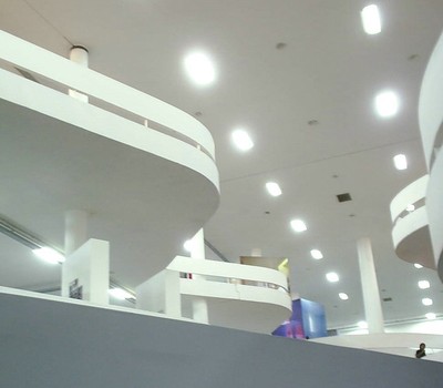 Saguão central do edifício da Bienal de São Paulo, de Oscar Niemeyer (Foto: Gaf.arq/Wikimedia Commons)
