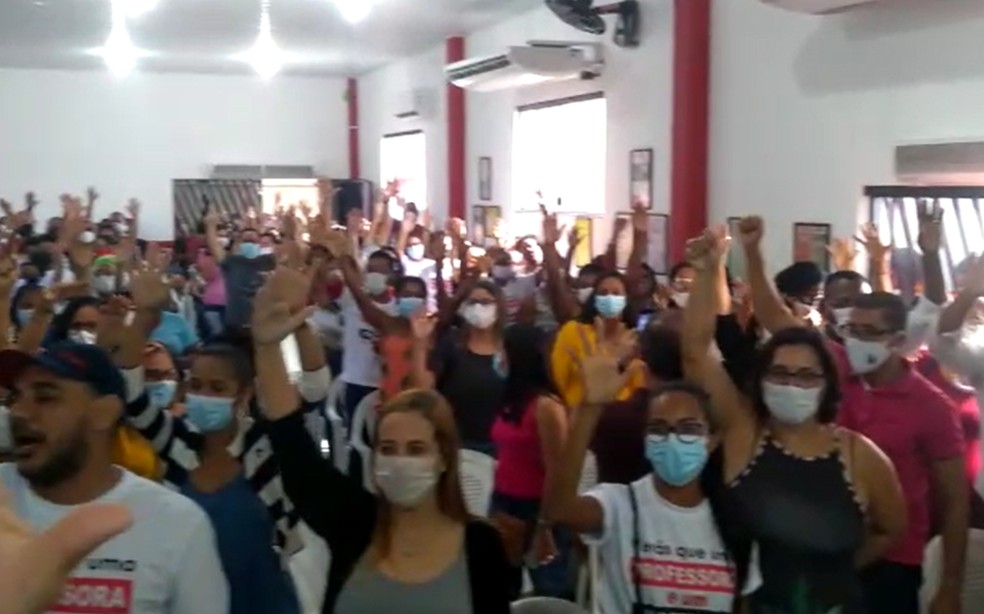 Professores de Camaçari entram em greve após assembleia nesta quinta-feira — Foto: Divulgação/APLB