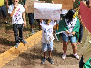 Samuel, de 10 anos, foi ao protesto com a mãe, Débora Oliveira (Foto: Ísis Capistrano/ G1)
