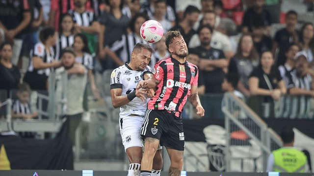 Guga, lateral do Atlético-MG, disputa bola pelo alto diante do adversário