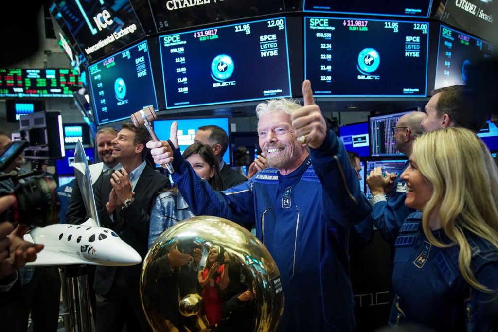 NEW YORK, NY - OCTOBER 28:  Sir Richard Branson, Founder of Virgin Galactic, gives the thumbs up after ringing a ceremonial bell on the floor of the New York Stock Exchange (NYSE) to promote the first day of trading of Virgin Galactic Holdings shares on O (Foto: Getty Images)