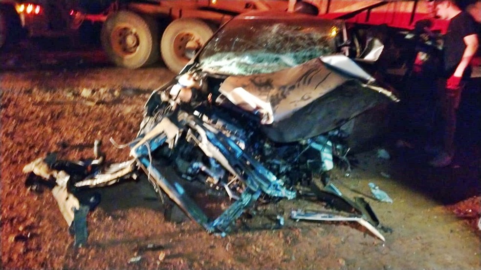 Acidente entre carro e carreta deixa quatro feridos na MG-184, em Alterosa — Foto: Divulgação/Corpo de Bombeiros