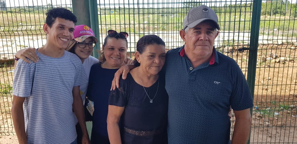 Família de Antônio Cláudio Barbosa de Castro, homem preso e condenado por engano ao ser confundido com "maníaco da moto" em Fortaleza. — Foto: Aline Oliveira/ SVM