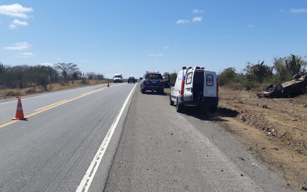 Mulher grávida fica ferida após motorista perder controle da direção e carro capotar na BR-324, em Nova Fátima — Foto: Arquivo Pessoal/Brigada Voluntária Anjos da Caatinga