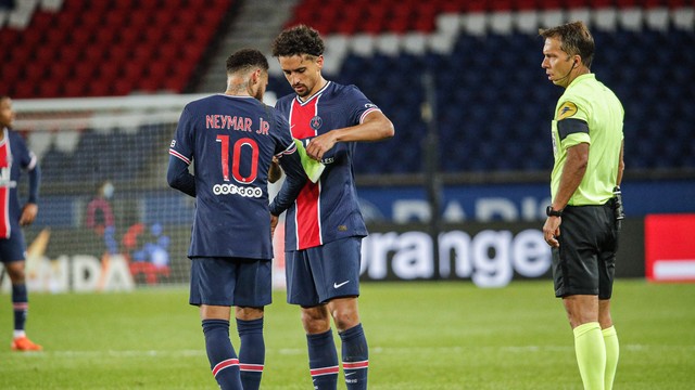Neymar recebe braçadeira de capitão de Marquinhos
