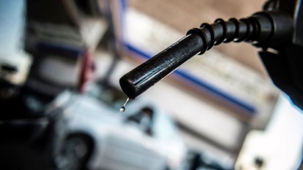 Em março, o Brasil tinha a segunda gasolina mais cara entre países sul-americanos. Especialistas afirmam que uma queda de preços é improvável — Foto: AFP via BBC
