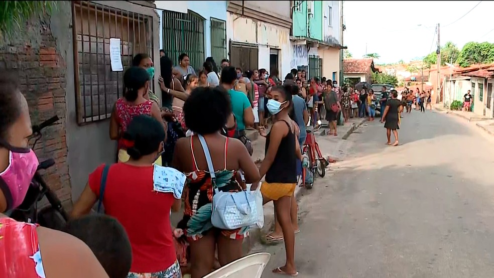 Longas filas se formam na Central do CadÚnico em São Luís — Foto: Reprodução/TV Mirante
