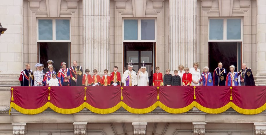 O rei Charles III e a família real britânica na sacada do Palácio de Buckingham