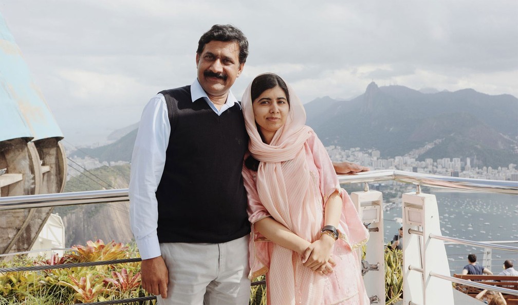 Ziauddin Yousafzai e a filha, Malala, posam para foto no Pão de Açúcar, no Rio de Janeiro, no dia do aniversário de 21 anos da ativista paquistanesa (Foto: Divulgação/Luisa Dörr para Malala Fund)