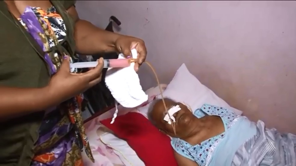 Idosa passou a se alimentar através de seringas após sofrer AVC (Foto: Reprodução/TV São Francisco)