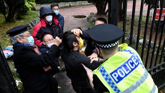 Parlamentar britânica acusa cônsul chinês de participar de agressão a ativista no Reino Unido