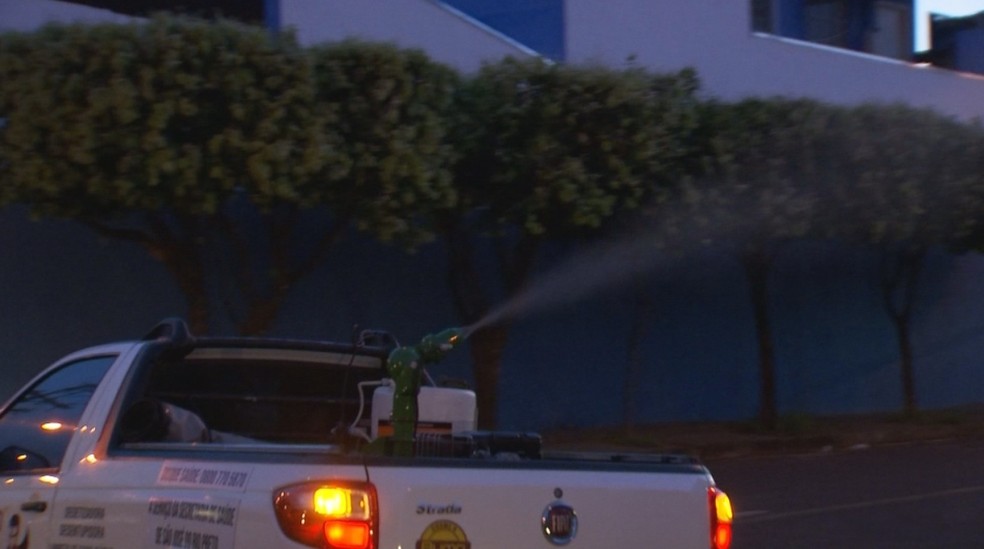 Máquina joga veneno contra o mosquito Aedes aegypti nos bairros de Rio Preto — Foto: Reprodução/TV TEM