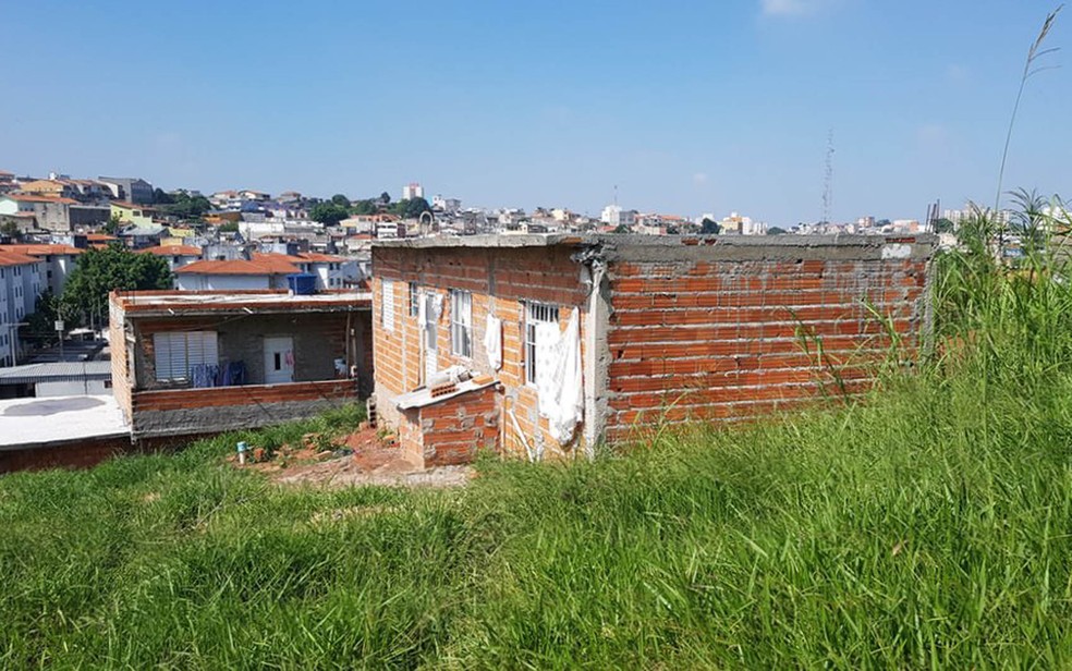 Funcionários e moradores da região dizem que casas estão sendo construídas na área do cemitério (Foto: Felipe Souza/BBC Brasil )