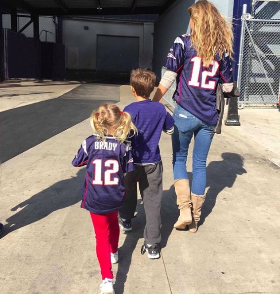 A top Gisele e os filhos Benjam e Vivian em 2017 (Foto: Reprodução Instagram) A top Gisele e os filhos Benjam e Vivian em 2017 (Foto: Reprodução Instagram)