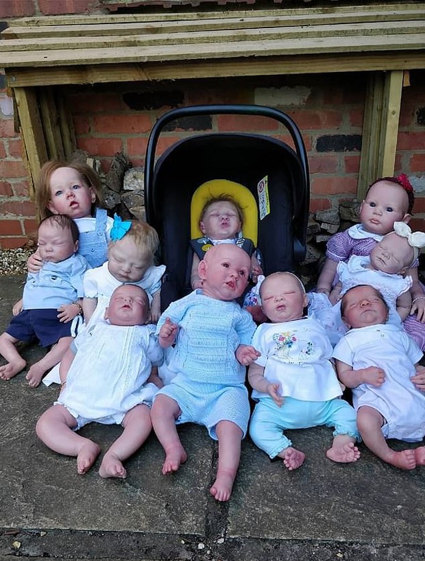 Mulher trata sua coleção de R$ 24 mil com 13 bonecas como bebês reais (Foto: Reprodução / Daily Mail)