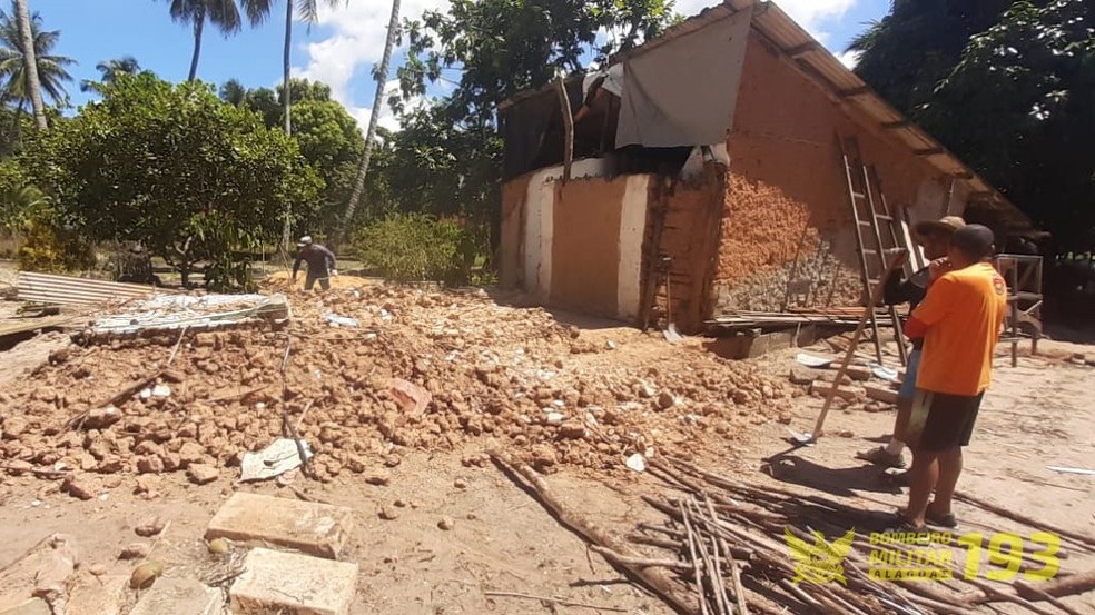 Casa de taipa desabou em Coqueiro Seco, Alagoas — Foto: Divulgação/Corpo de Bombeiros