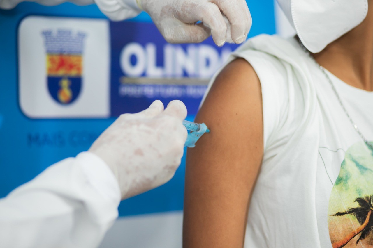 Olinda anuncia aplicação da 4ª dose de vacina contra Covid em pessoas a partir de 65 anos 
