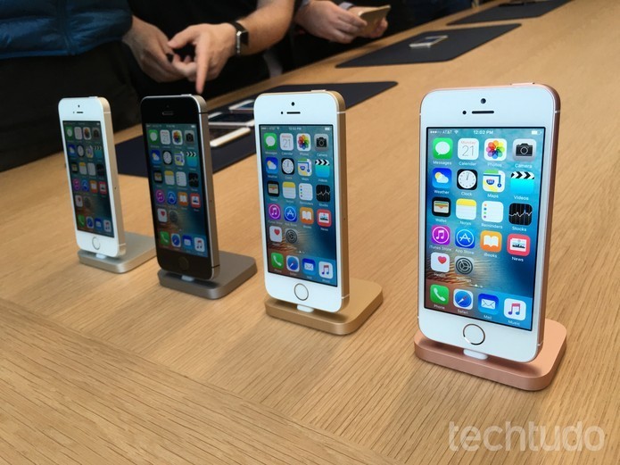 iPhone SE tem design mais fino e é mais leve do que o Motorola G4 (Foto: Thassius Veloso/TechTudo)