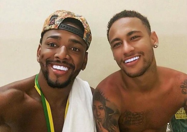 Nego do Borel posta foto ao lado de Neymar e exibem sorriso branquíssimo  (Foto: Reprodução/ Instagram )