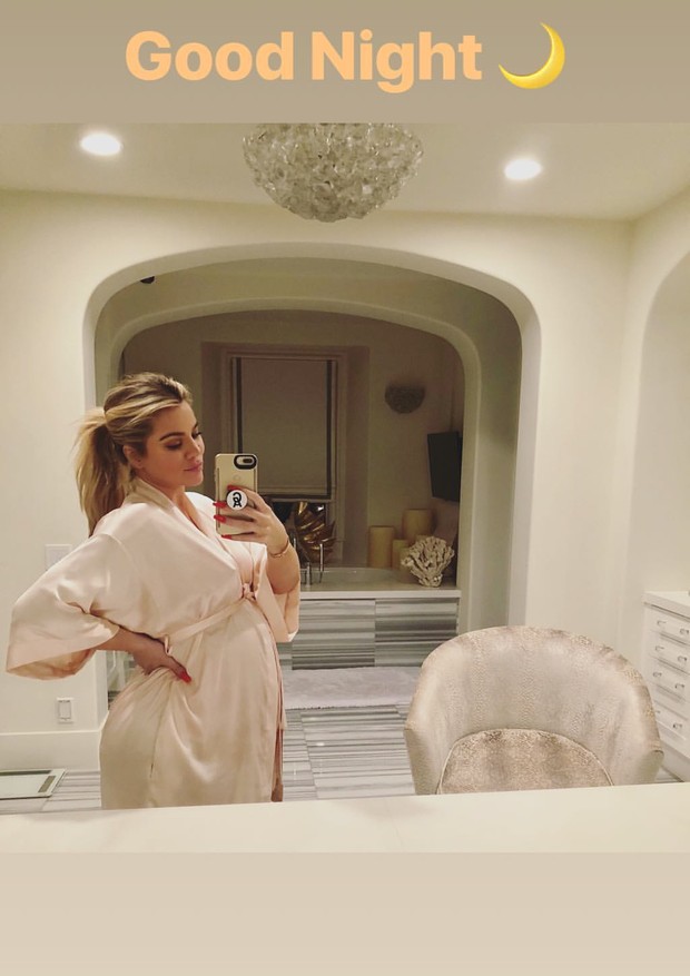 Grávida, Khloé Kardashian mostra baby bump no espelho (Foto: Reprodução/Instagram)